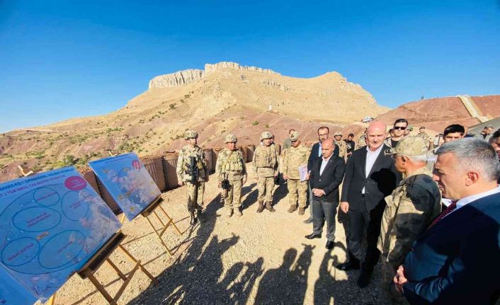Şırnak’ta, 12 tabur, 125 tim, 1600 personel ile Kaval Dağı-Bestler Dereler’de ’Eren Abluka Sonbahar-Kış-1 Şehit Jandarma Teğmen İsmail Can Akdeniz’ operasyonu başlatıldı.
