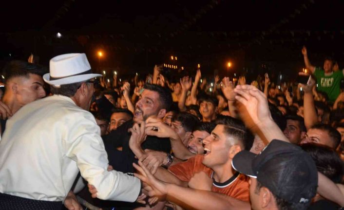 Şırnak’ta binlerce kişinin katıldığı festivalde Tıvorlu İsmail, 1.5 metrelik sahneden atladı