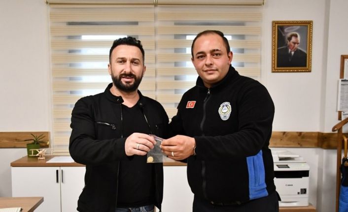 Sokakta bulunan altın kolye sahibine teslim edildi