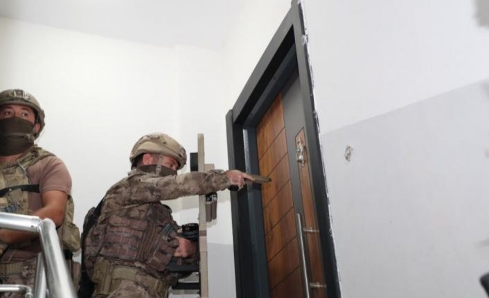 Suç örgütleri operasyonunda gözaltına alınan şahıslardan 4’ü tutuklandı