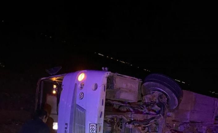 Tarım işçilerini taşıyan minibüs devrildi: 3 yaralı