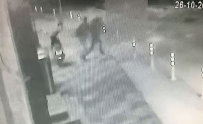 Ters yöne giren hafif ticari aracın altında kalmaktan son anda kurtuldular