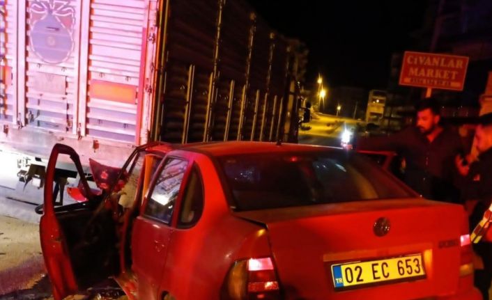 Tıra çarpan otomobil sürücüsü ağır yaralandı