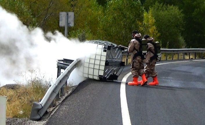Tırdan yola düşen, tıp alanında ve roket yakıtı üretiminde kullanılan hidrojen peroksit paniğe neden oldu