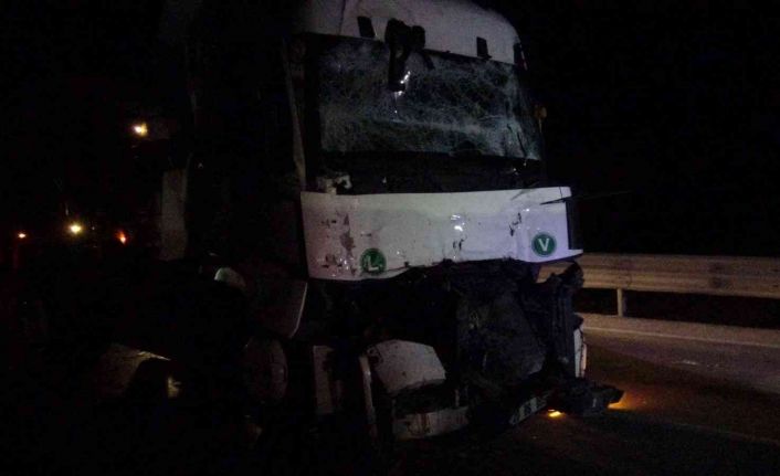 Tırın kamyona çarptığı kazada 1 kişi yaralandı