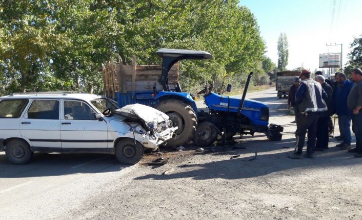 Tokat’ta 2 kişinin yaralandığı kaza anı güvenlik kamerasına yansıdı