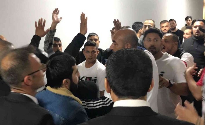 Tribünden atlayan seyircilerle özel güvenlik arasında çıkan kavgada yumruklar havada uçuştu