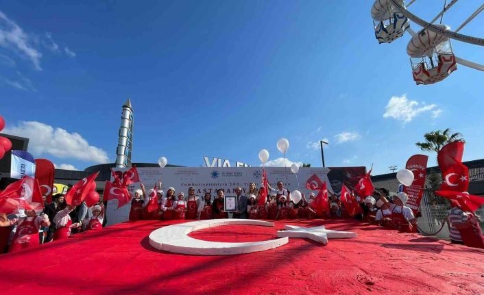 Tuzlalı miniklerden Cumhuriyet Bayramı’na özel Guinness rekoru: Dev Türk Bayraklı pasta yaptılar