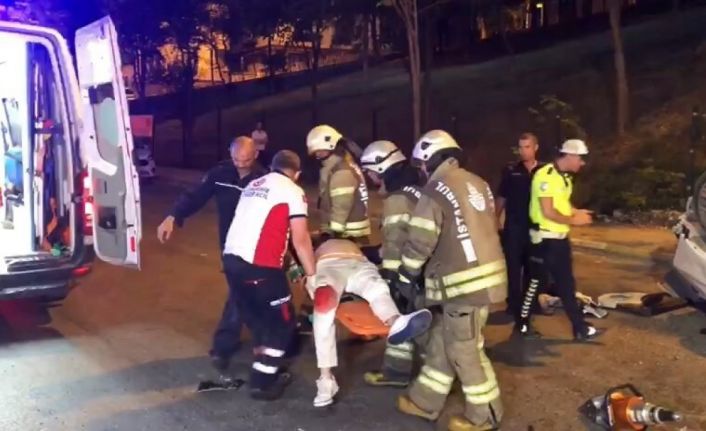 Ümraniye’de otomobil refüje çarpıp köprüden aşağıya düştü: 1 ölü, 1 yaralı