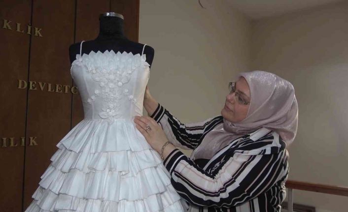 Üretim hatası maskelerden gelinlik yaptı