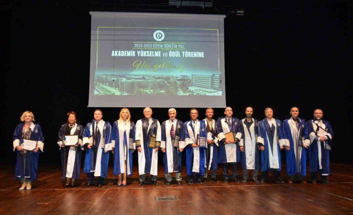 Uşak Üniversitesi’nde akademik yükselme gösteren öğretim üyeleri cübbelerini törenle giydi