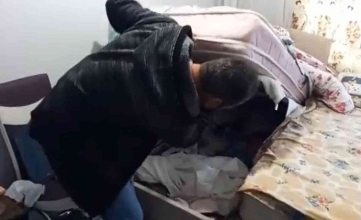 Uyuşturucu taciri bazanın altında yakalandı