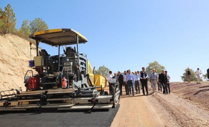 Vali Çelik, Simav’da köy yolunda devam eden sıcak asfalt çalışmalarını inceledi