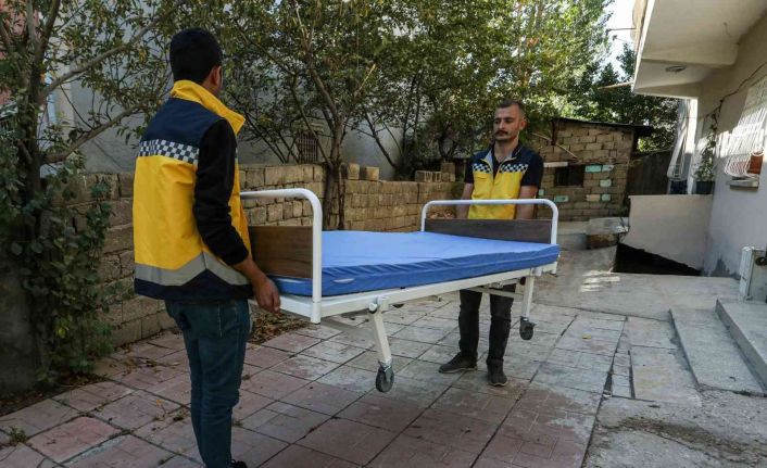 Van Büyükşehir’den yatağa bağımlı vatandaşlara hasta yatağı hediye