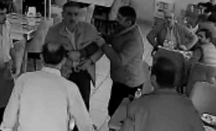 Van’da panik dolu anlar: Nefes borusuna yiyecek kaçan müşteriyi iş yeri sahibi kurtardı