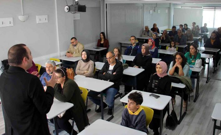 Veliler çocukları ile aynı sıraları paylaşıyor