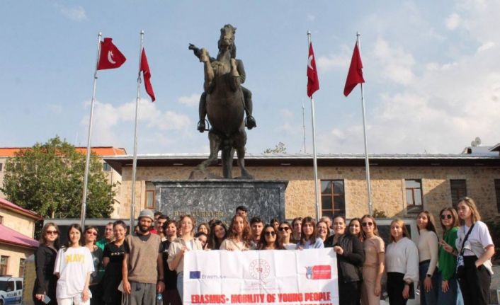 Yabancı uyruklu Erasmus öğrencileri Bayburt’ta çuval yarışı yaptı mendil kapmaca oynadı