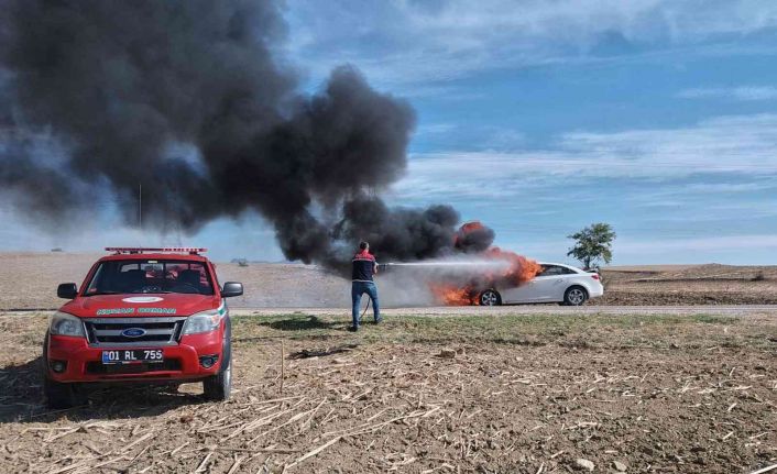 Yanan aracı orman ekibi söndürdü