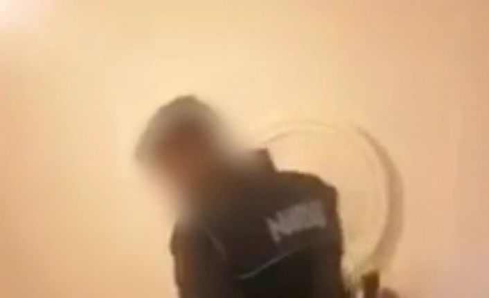Yatağın üzerinde kuruttuğu esrar ile yakalandılar