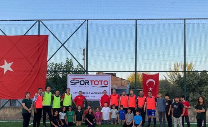 Yavuz Sultan Selim Ortaokuluna halı saha