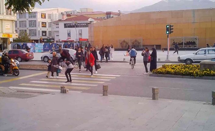 Yaya geçidinde tehlikeli oyun: Birdirbir