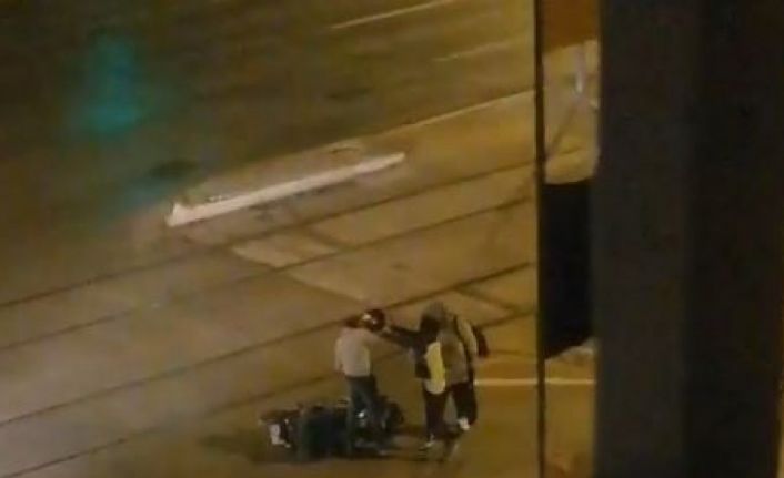Yeni motosikleti ile kaza yapan genç kız hırsını kendisine çarpan sürücüye kaskı ile vurarak çıkardı