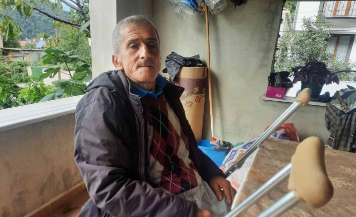 Yere düşen Türk bayrağını direğe asmak isterken düşen vatandaş ölümden döndü