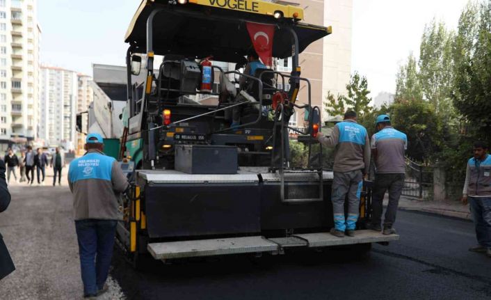 Yıldırım Beyazıt Mahallesi’nde 3 caddenin asfaltı bitmek üzere