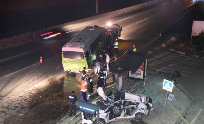 Yolcu almak için durağa yanaşan halk otobüsüne otomobil çarptı: 1 ölü, 2 yaralı
