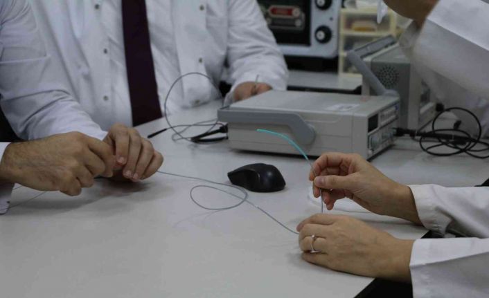 Yurt dışından ithal edilen tek kullanımlık tıbbi malzemeyi yarı fiyatına ürettiler