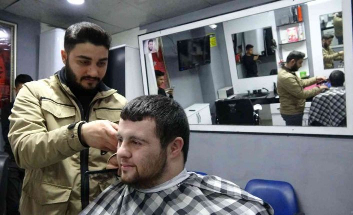 12 yıldır berberlik yapan kuaför, 5 yıldır engellileri ücretsiz tıraş yapıyor