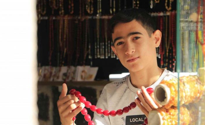 14 yaşındaki ustanın elinden çıkan tespihler dünyanın dört bir yanına ihraç ediliyor