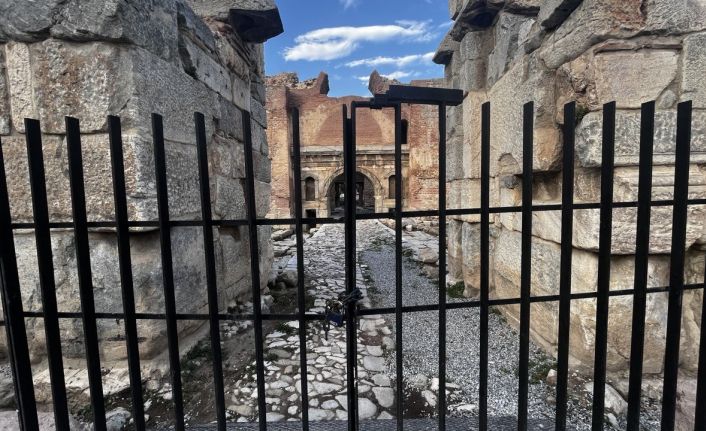 2 bin yıllık İstanbul Kapı’daki mozaik ve taş yol göz kamaştırıyor