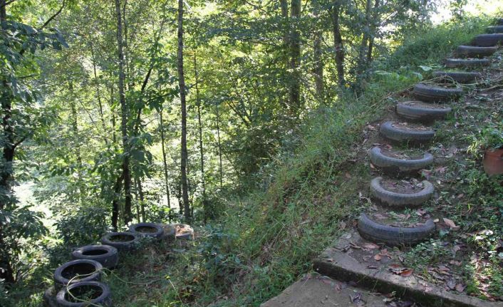 400 tane lastik kullanarak 230 basamaklı evine giden bir merdiven yaptı