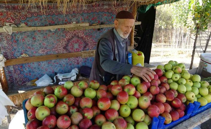 40 yıldır ürettiği sebze ve meyveleri yol kenarına kurduğu tezgahta satıyor
