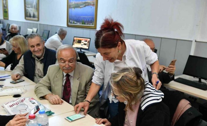 65 yaş üstü vatandaşlar teknolojiyi ‘Yaşlılar ve Gençler Bilgi Erişim Merkezi’nde yakalıyor