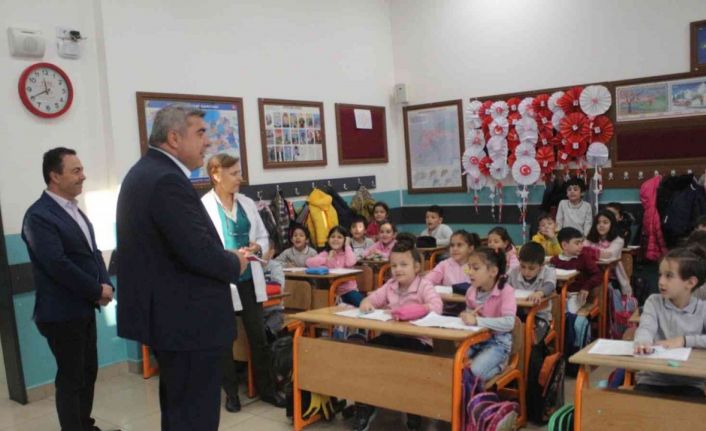 Afyonkarahisar’a yeni atanan İl Milli Eğitim Müdürü ilk günden derslere girdi