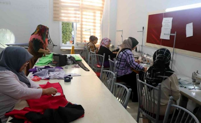 Akdeniz Belediyesi mahalle kültür ve sanat evlerinde birçok kurs veriliyor