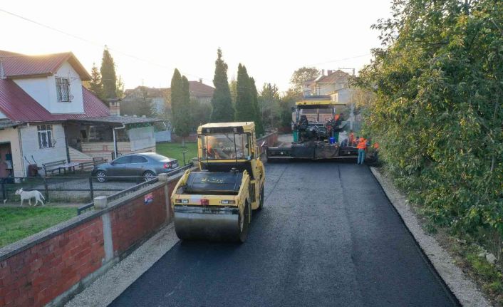 Akyazı’da asfalt atağı sürüyor