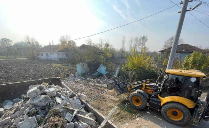 Akyazı’da metruk binalar yıkılıyor