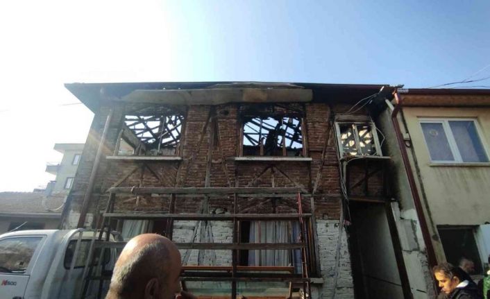 Alevlere teslim olan evde 2 kişi hayatını kaybetti, 3 kişi yaralandı