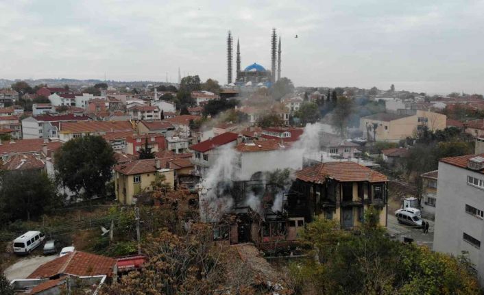 Alevlerin göğe yükseldiği, binanın küle döndüğü yangının boyutu havadan görüntülendi