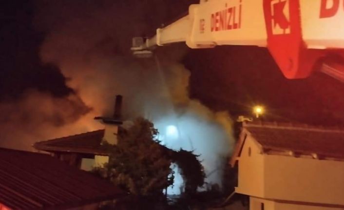 Alevlerin sardığı evin çatısı kullanılamaz hale geldi