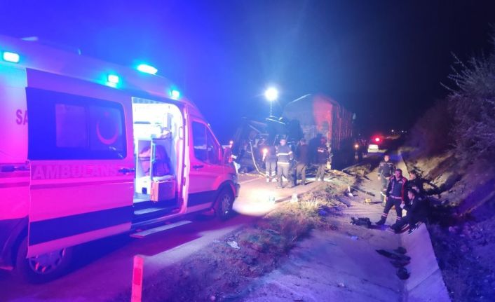 Amasya’da tiyatro oyuncularını taşıyan minibüs tıra çarptı: 3 ölü, 8 yaralı