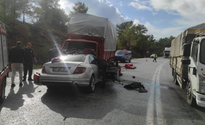 Antalya’da kamyonet ile otomobil kafa kafaya çarpıştı: 2 ölü, 1’i ağır 6 yaralı