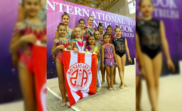 Antalyasporlu jimnastikçiler Tiflis’te kürsüden inmedi