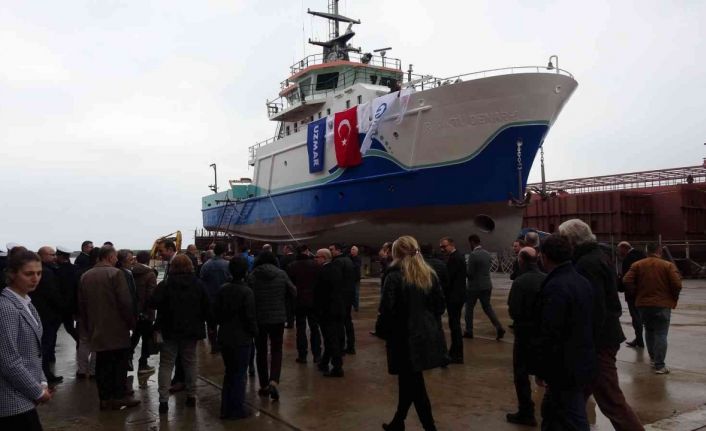 Bakım ve onarımı bitmeyen gemi için denize indirme töreni düzenlediler