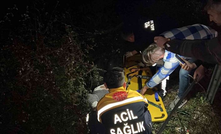 Bariyerlere çarpan otomobilin sürücüsü yol kenarına savruldu, 1’i ağır, 3 kişi yaralandı