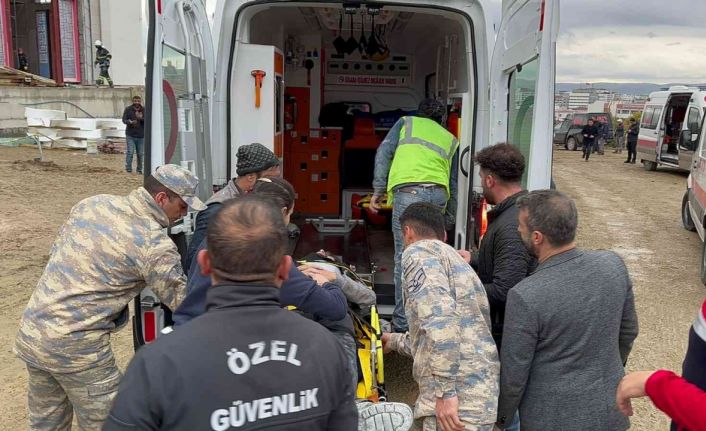 Batman’da, Gültepe Mahallesinde inşaat çalışmaları devam eden Esentepe Külliyesinin iskelesi çöktü, çok sayıda yaralı var.