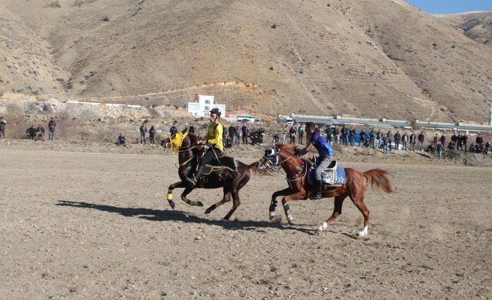 Bayburt ve Erzurum arasında oynanan dostluk maçında ciritçi attan düştü maç kaldığı yerden devam etti